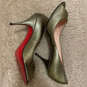 Christian Louboutin pewter glitter patent leather Yoyo 85 Peep Toe pumps SZ 41